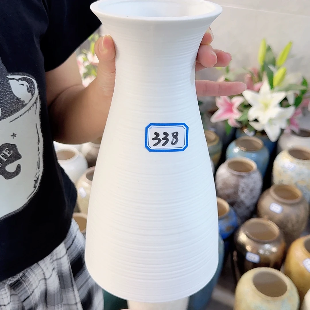 338号陶瓷高25厘米微瑕一个