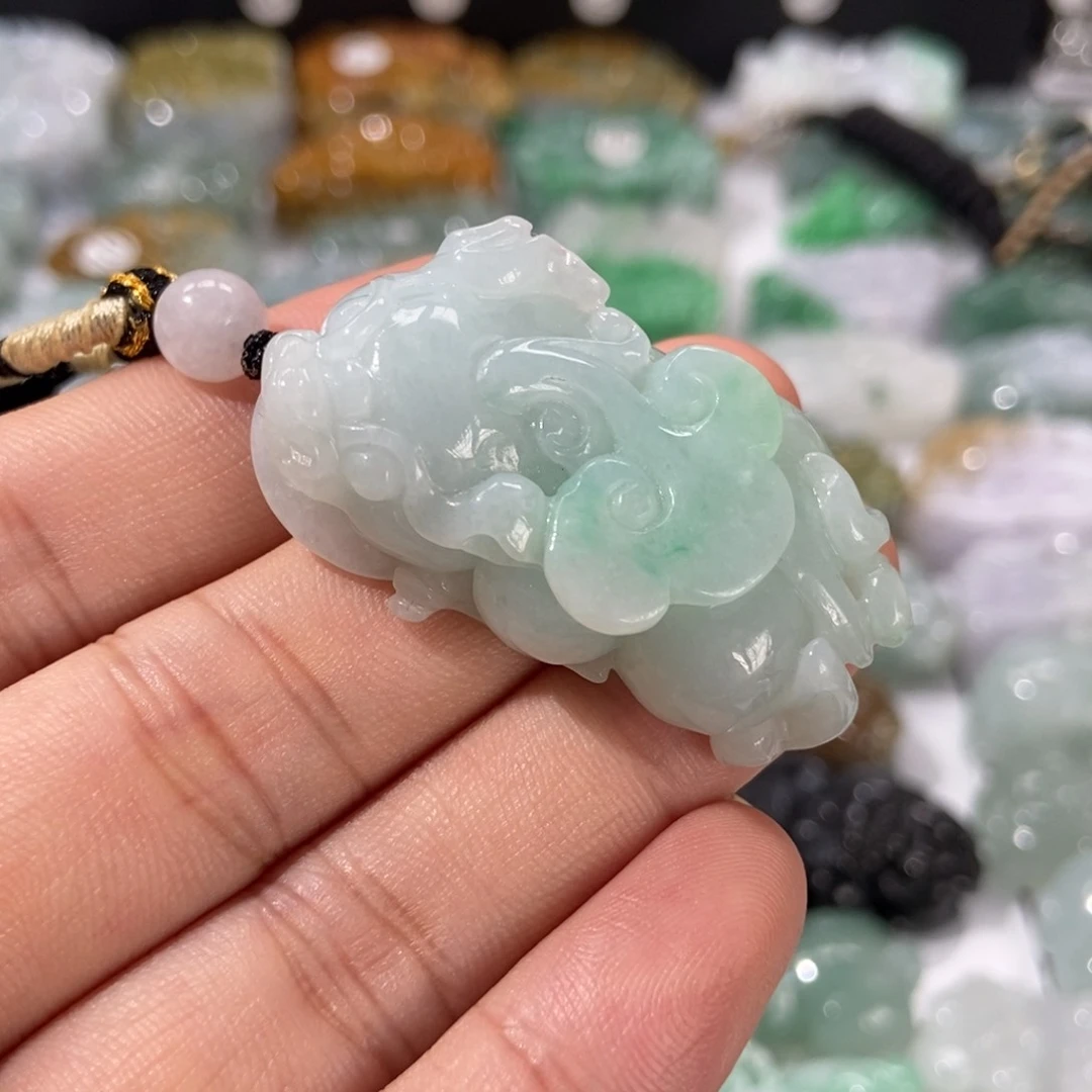 翡翠未镶嵌颈饰貔貅