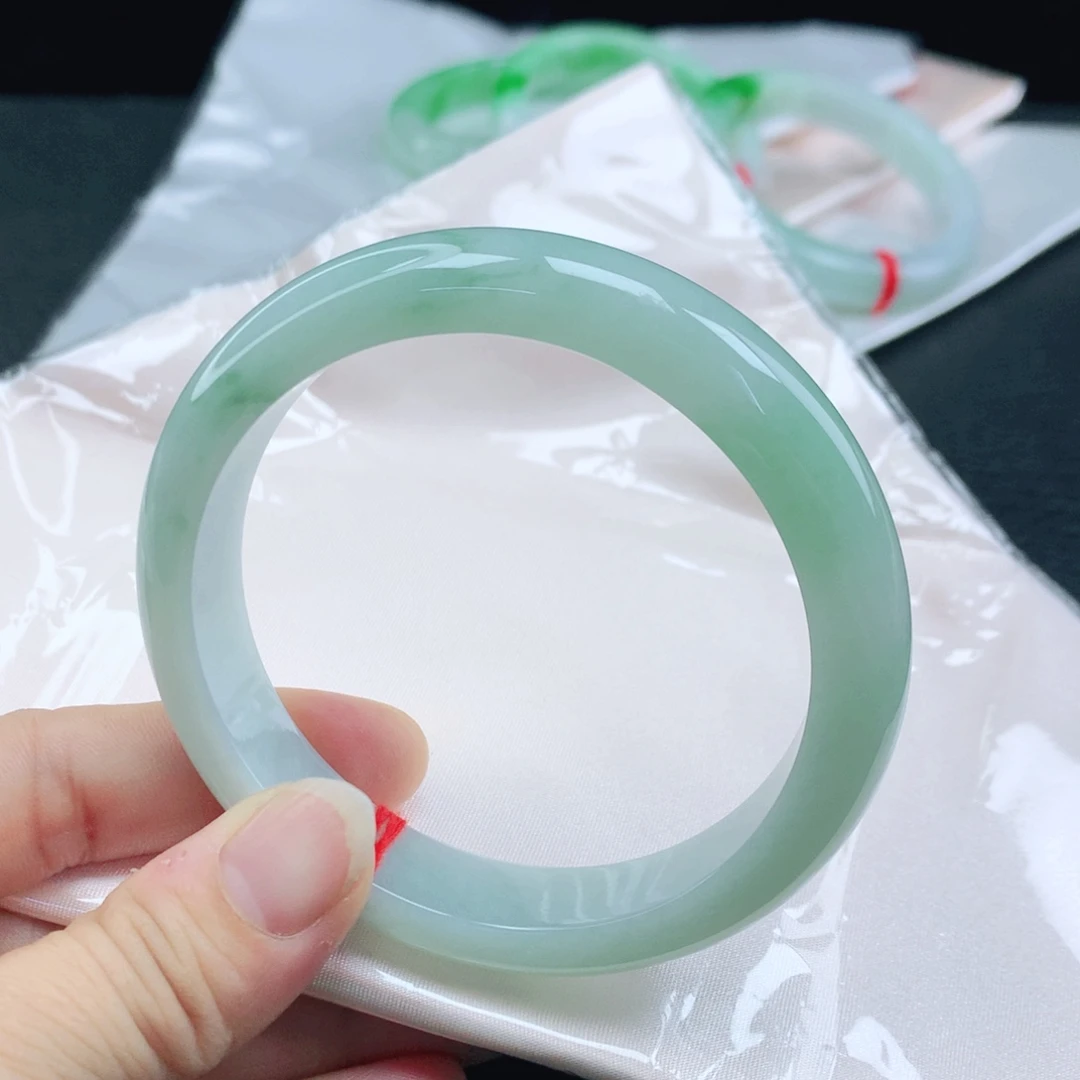 翡翠未镶嵌手镯61+飘花翡翠手镯