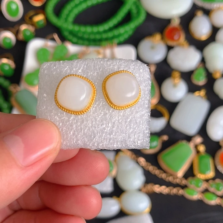 和田玉耳钉18K金镶嵌微**暖