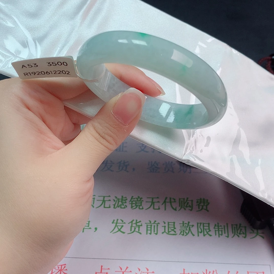 翡翠手镯未镶嵌翡翠手镯