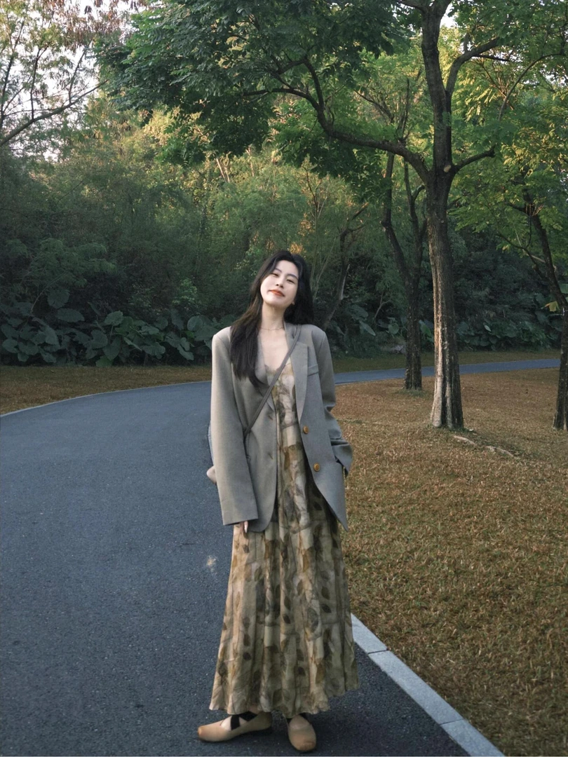 2025秋季新款韩系高级穿搭百搭西装外套设计感吊带连衣裙两件套女