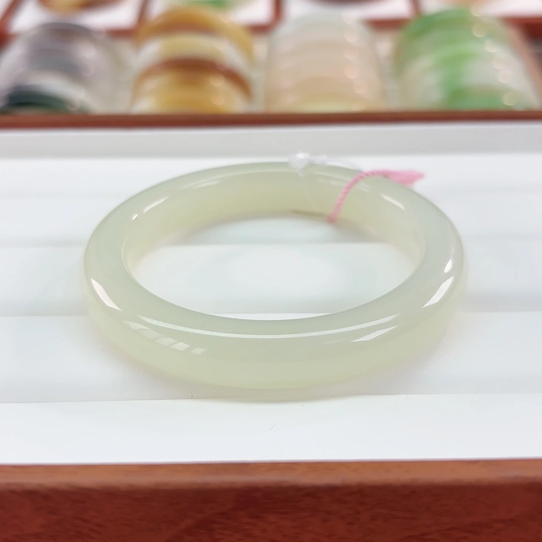 和田玉未镶嵌手镯晴白色