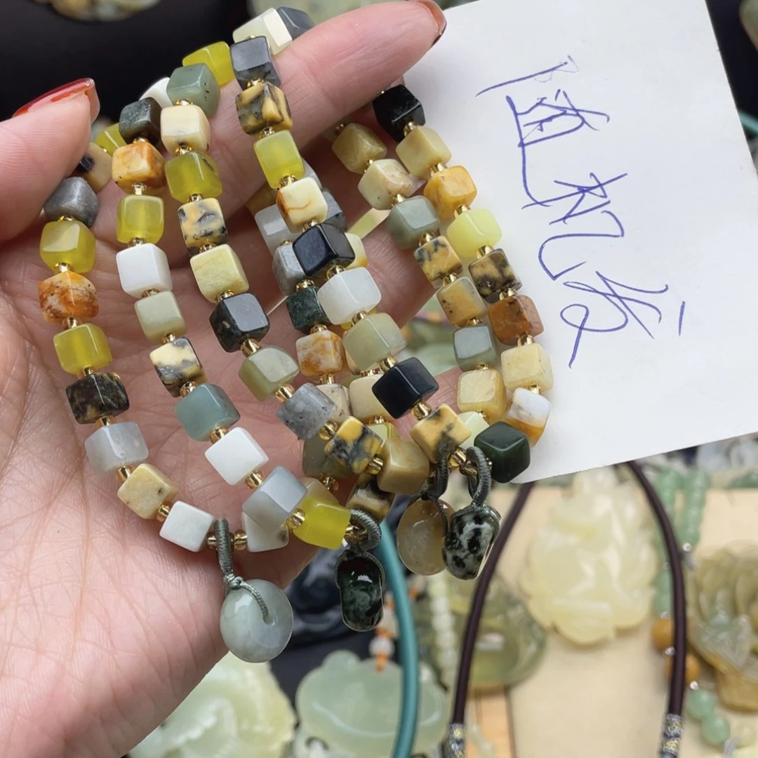 蛇纹石玉颈饰未镶嵌