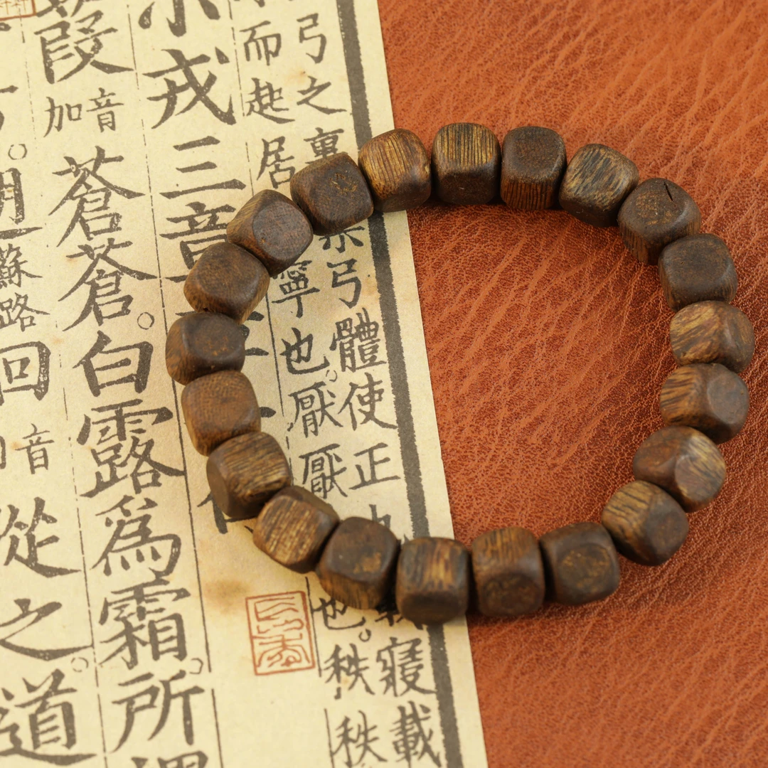 海南莺歌绿奇楠张勺子单圈方糖珠沉香手串025088