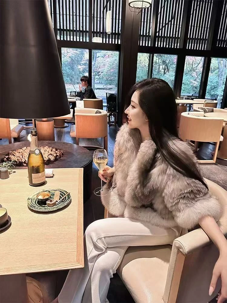 伊贞【贵夫人】2025新款超密夹革工艺蓝霜狐皮草外套女