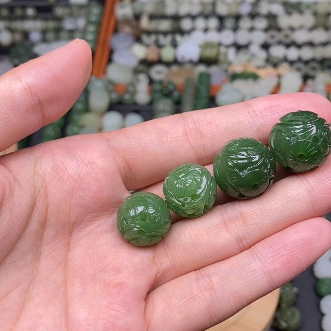 赵***士颈饰未镶嵌和田玉