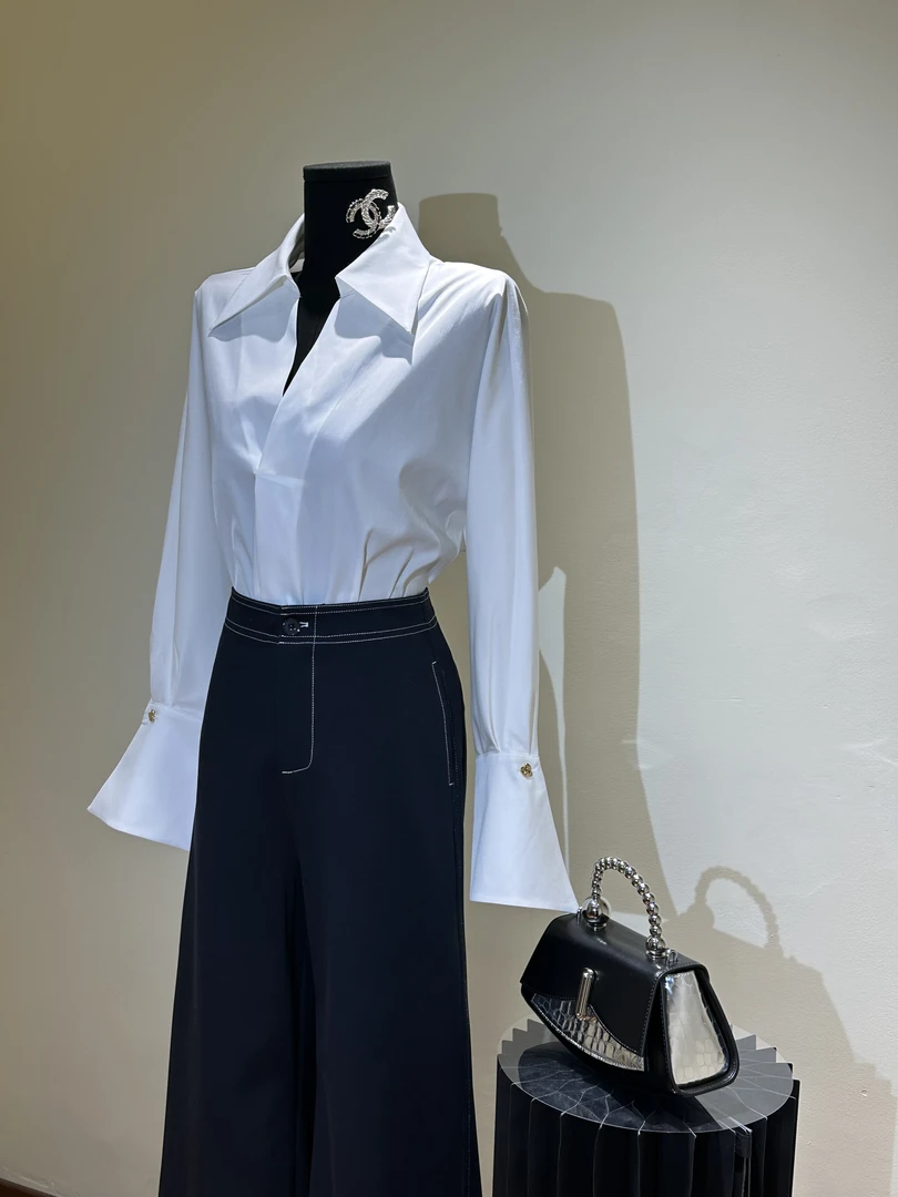 设计师白色V领衬衫