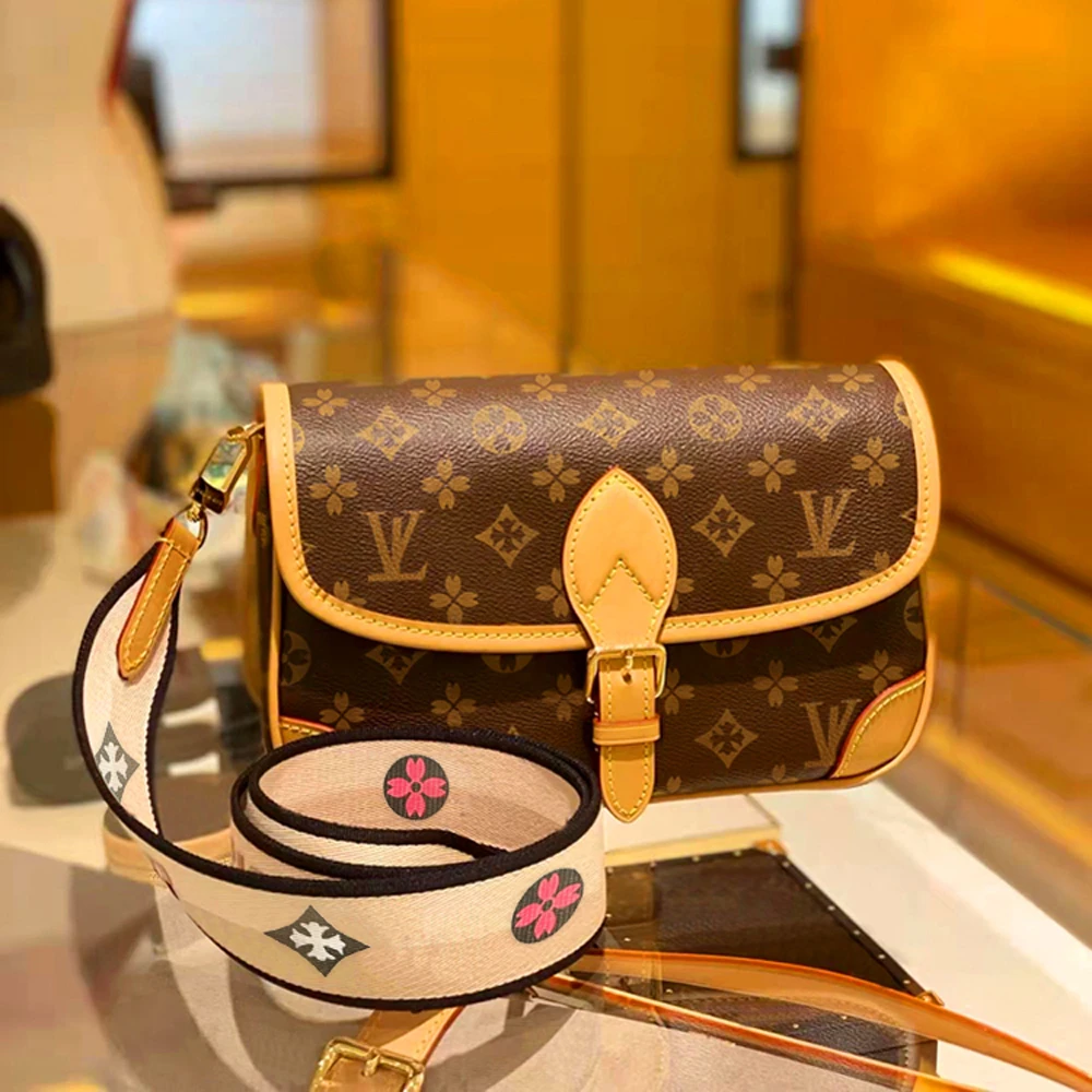 香港仓撤柜正品2025新款潮百搭轻奢真皮复古单肩斜挎包老花法棍包