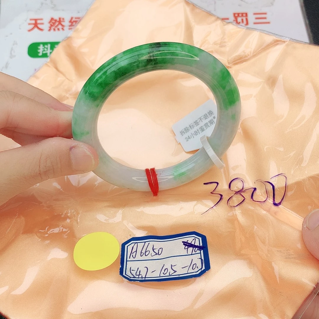 翡翠手镯未镶嵌翡翠