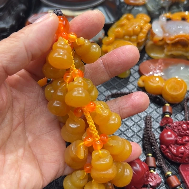 石英质玉（黄龙玉）颈饰未镶嵌