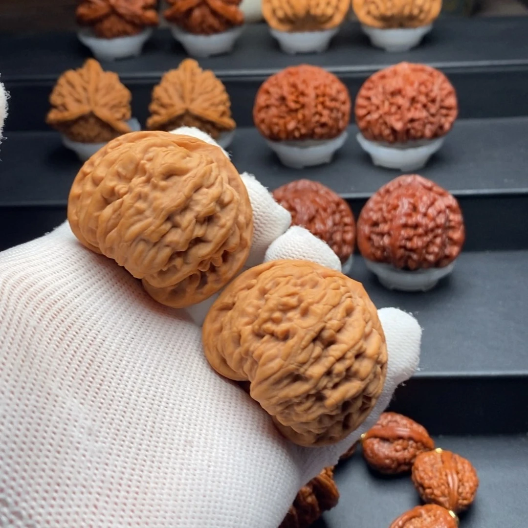 文玩核桃把件45岳尊