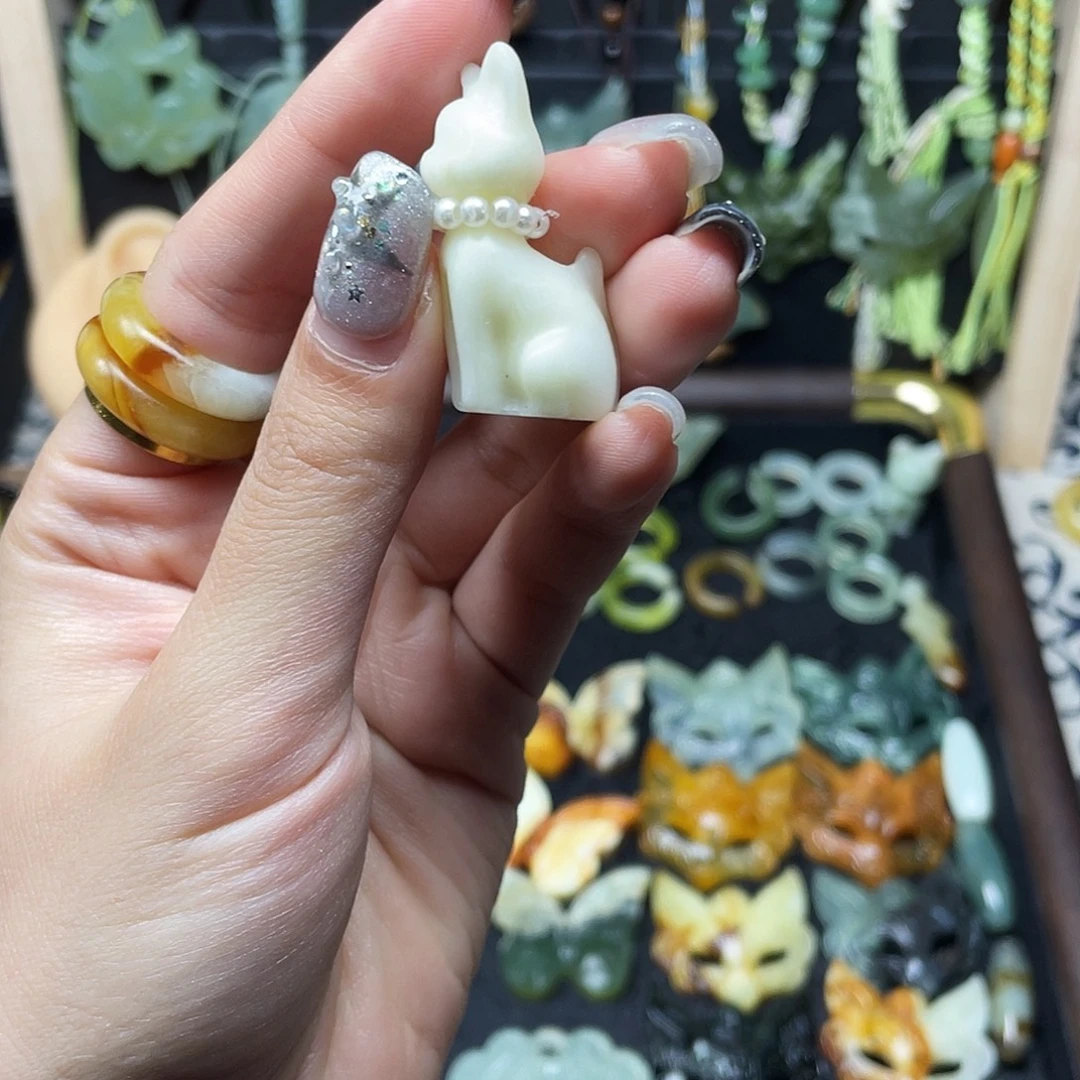 蛇纹石玉未镶嵌颈饰露娜公主