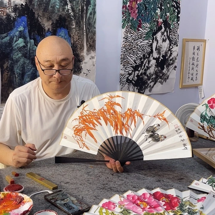 国画张圣敏先生现场绘制中国风扇子
