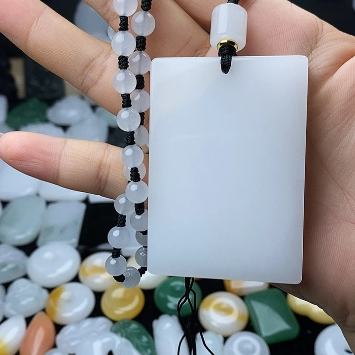 颈饰未镶嵌石英岩玉泽*