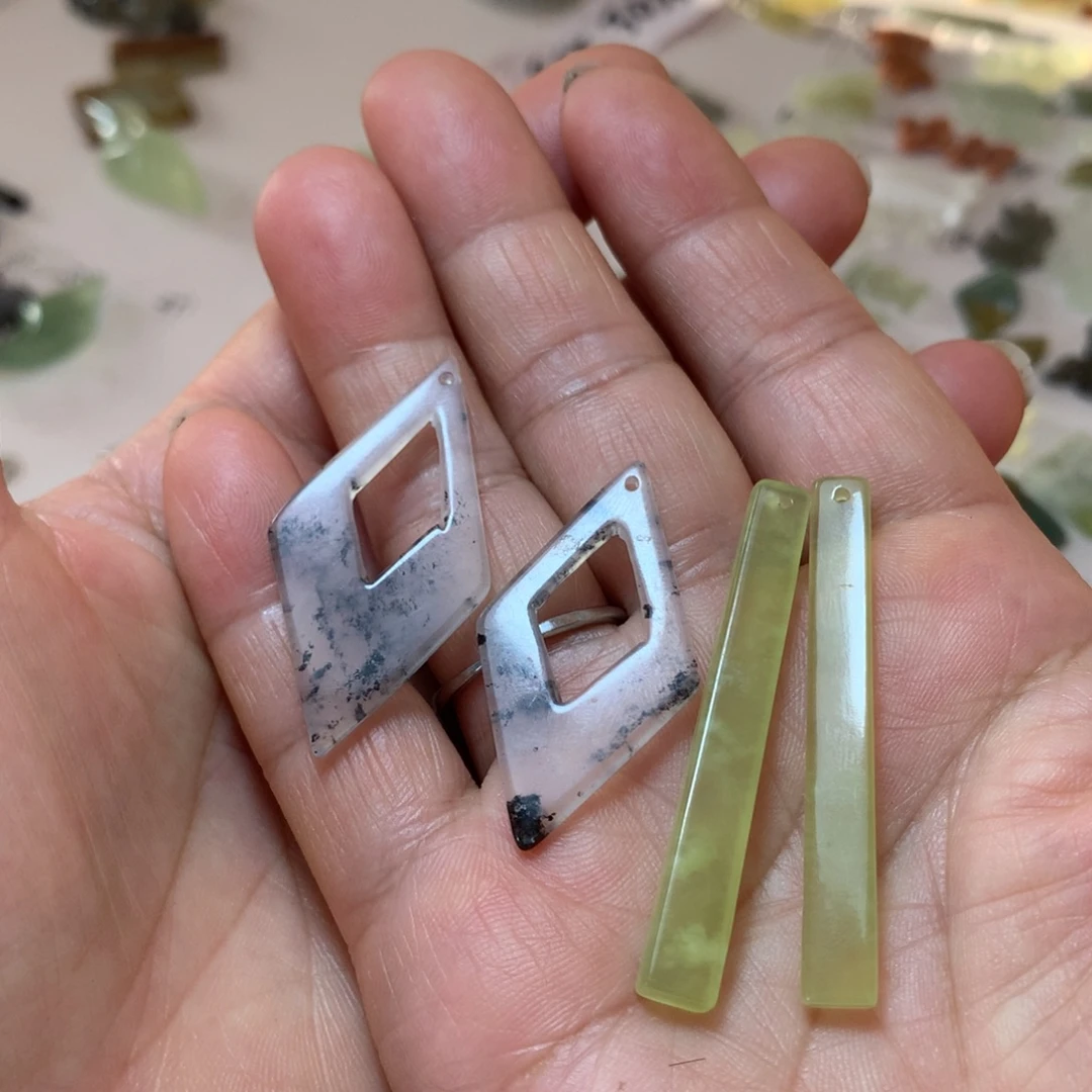 用***私蛇纹石玉未镶嵌耳环