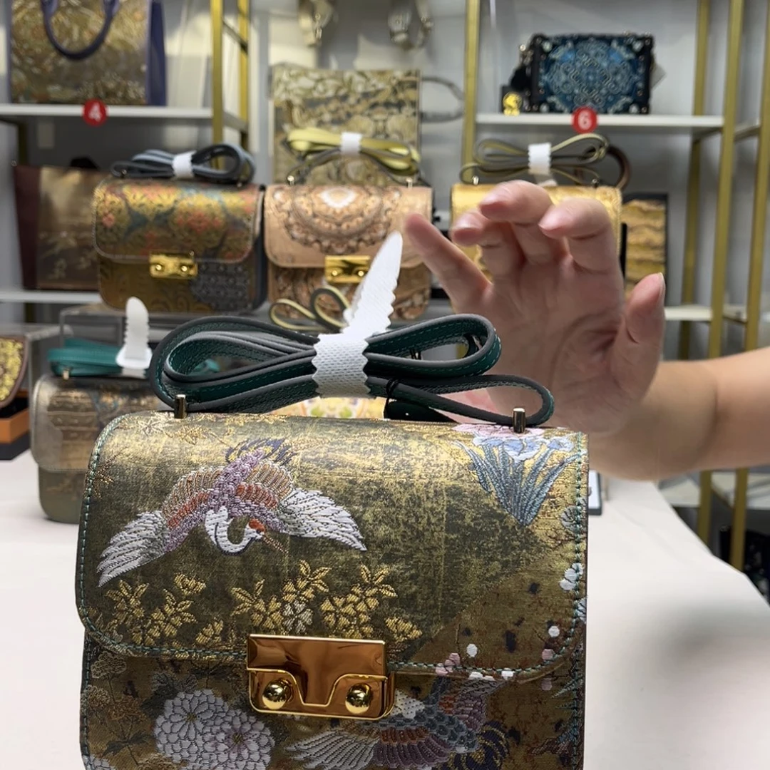 小***儿织绣高定风雨中的花朵，倔强又美丽。大漏