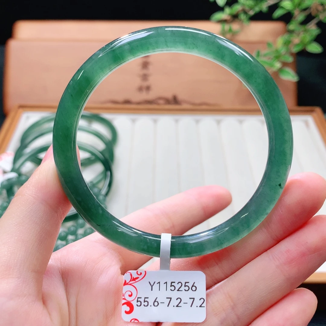 翡翠未镶嵌手镯（圆镯）