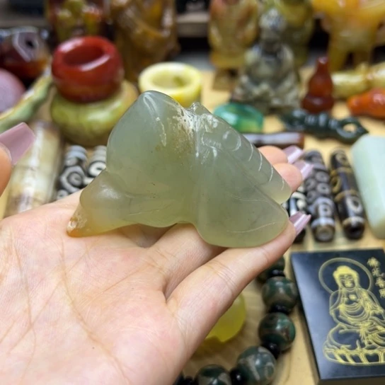 蛇纹石玉未镶嵌颈饰