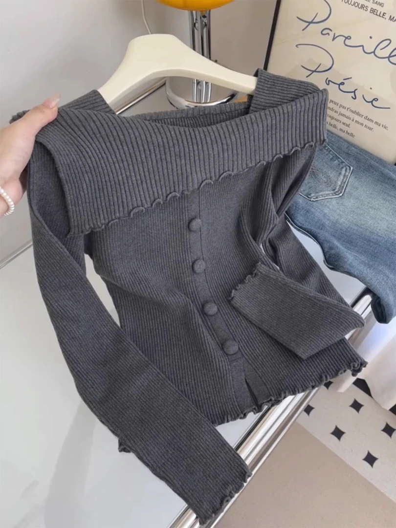 一字肩纽扣木耳边长袖针织衫女士2025秋季新款修身显瘦设计感上衣