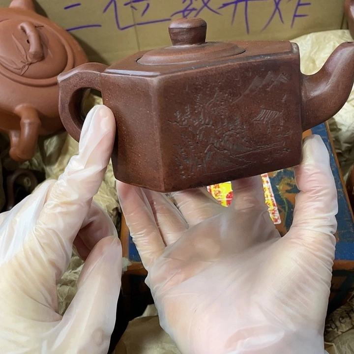茶壶紫砂原矿泥料，手工制作的一把紫砂壶。