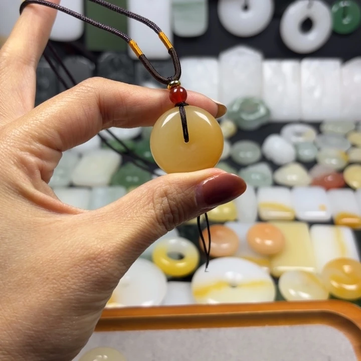 小***兄石英质玉（金丝玉）未镶嵌颈饰