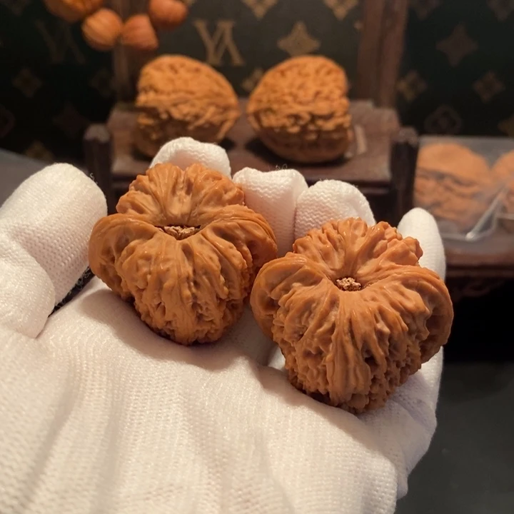 在***1文玩核桃把件南疆石凹底