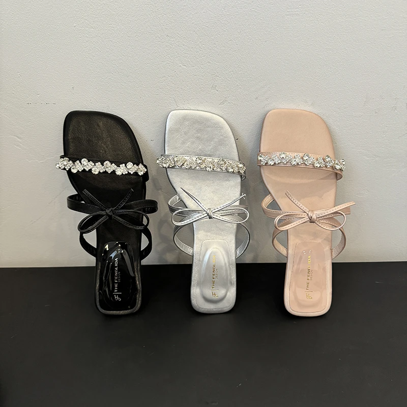 法式轻奢水钻露趾凉鞋女夏季新款一字带蝴蝶结气质网红小矮跟拖鞋