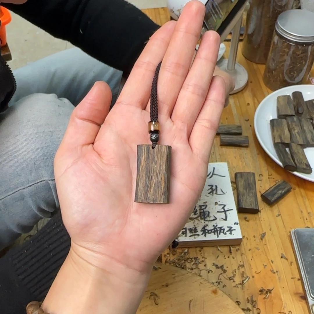 沉香吊坠素牌绿奇