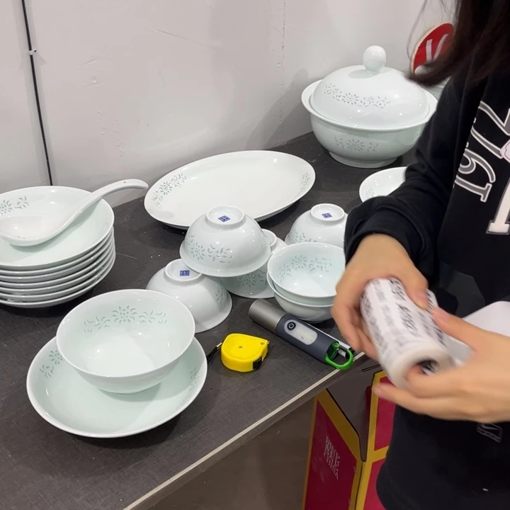 稻谷壳青色缠枝莲68头玲珑瓷