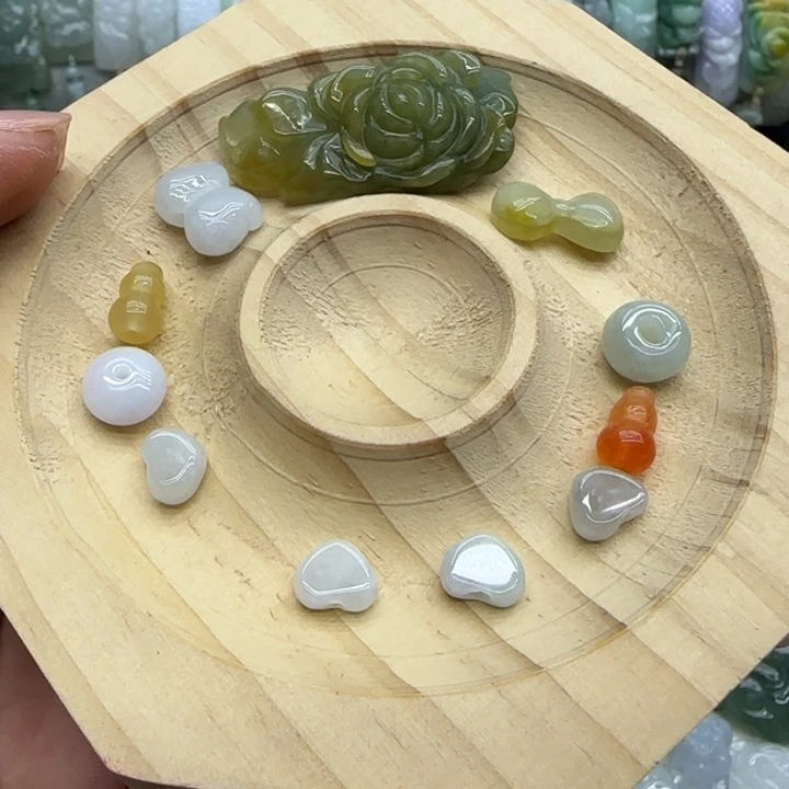 晨***曦翡翠未镶嵌颈饰手牌