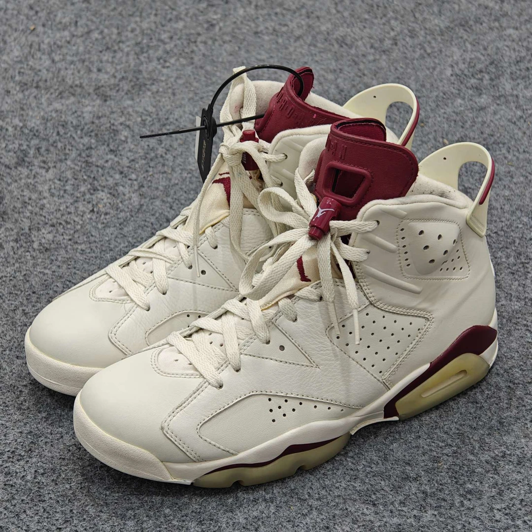 Aj6魔力红 42.5码原盒 成色很新 WW1410鞋