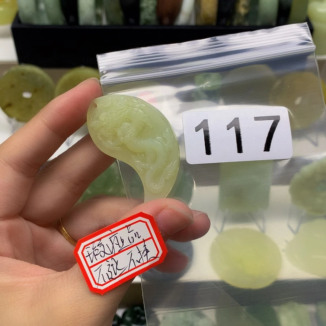 蛇纹石玉颈饰未镶嵌