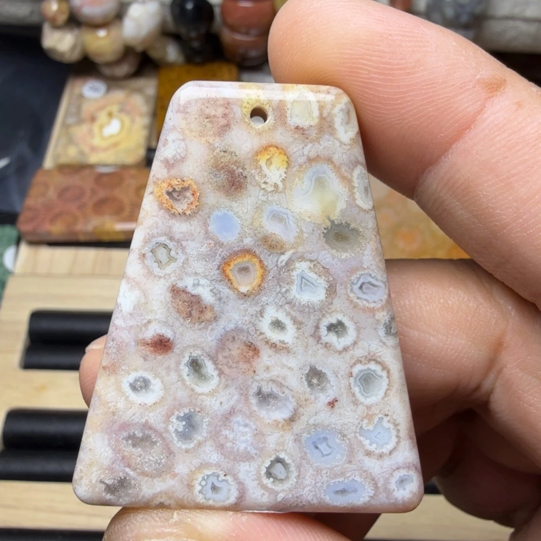 石英质玉未镶嵌纯天然色有机玉石保真色