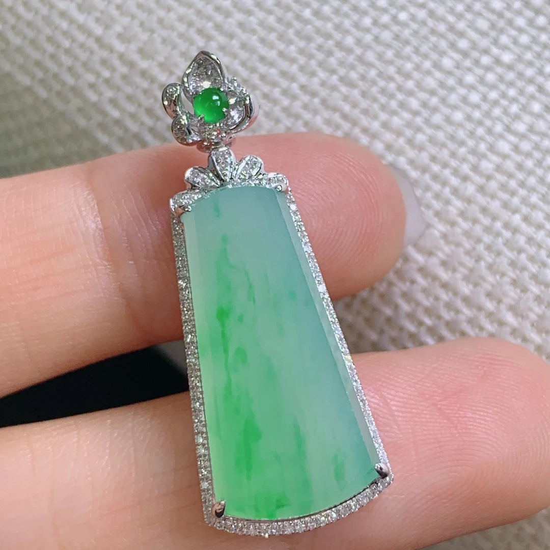 缅甸天然A货翡翠镶嵌18k金冰种飘阳绿无事牌吊坠女款34*13*6.4