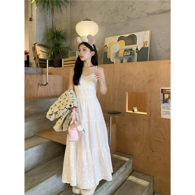 纯欲甜辣风白蕾丝吊带连衣裙女海边夏季新款茶歇法式气质长裙