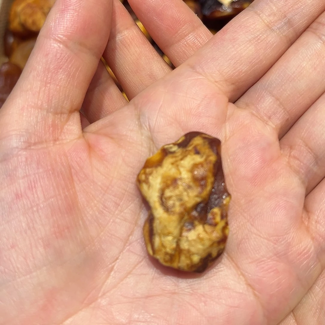 未镶嵌颈饰琥珀花蜡原石