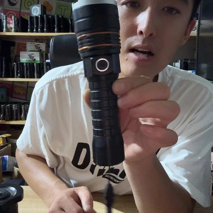 黄光P50灯柱手电带18650电池