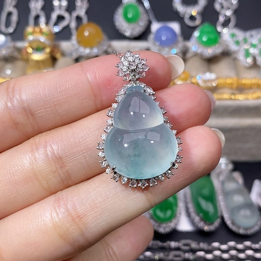 翡翠18K金镶嵌颈饰吊坠