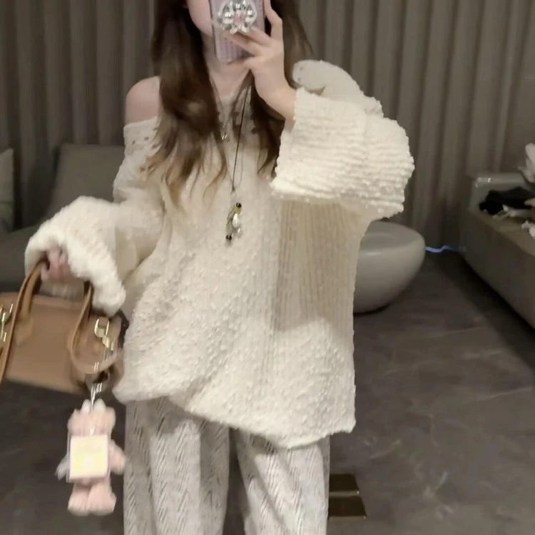 法式露肩秋季2025新款针织衫上衣斜肩镂空慵懒设计感温柔气质毛衣