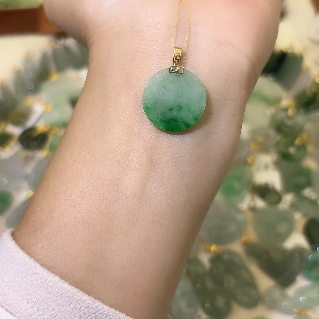 翡翠18K金镶嵌颈饰无事牌