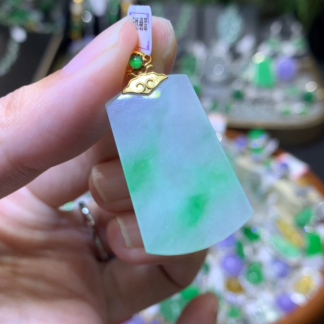 颈饰18K金镶嵌翡翠