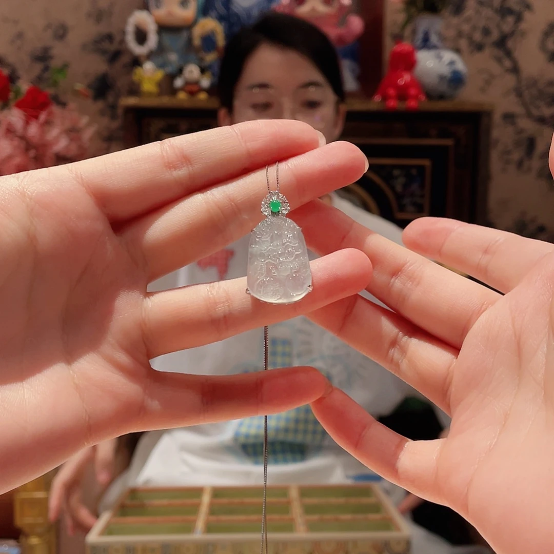 翡翠吊坠(赠链)18K金镶嵌