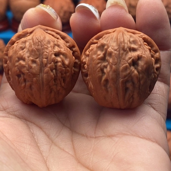 核桃精品文玩核桃手捻麒麟墩