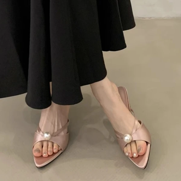 仙女风一字带珍珠装饰露趾半拖鞋女配裙子尖外穿细跟凉拖
