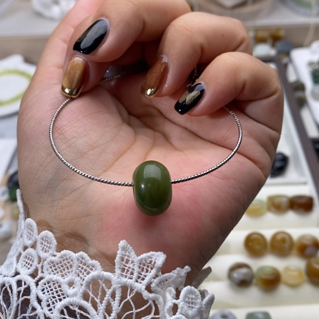 云***依和田玉未镶嵌颈饰买断不退换