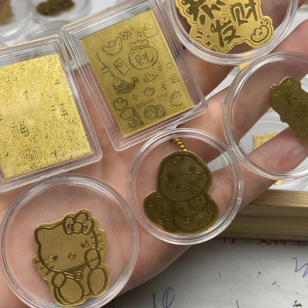 翡翠颈饰足金镶嵌足金贴片。