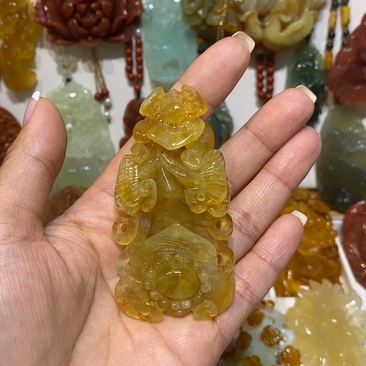 冯***话蛇纹石玉未镶嵌颈饰