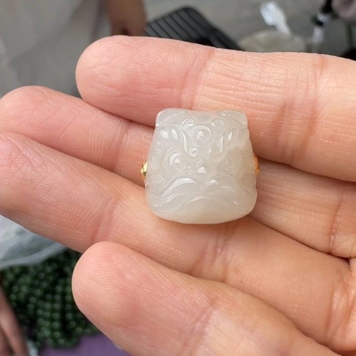和田玉18K金镶嵌颈饰藕粉醒狮左右白富美多样性拍一发一
