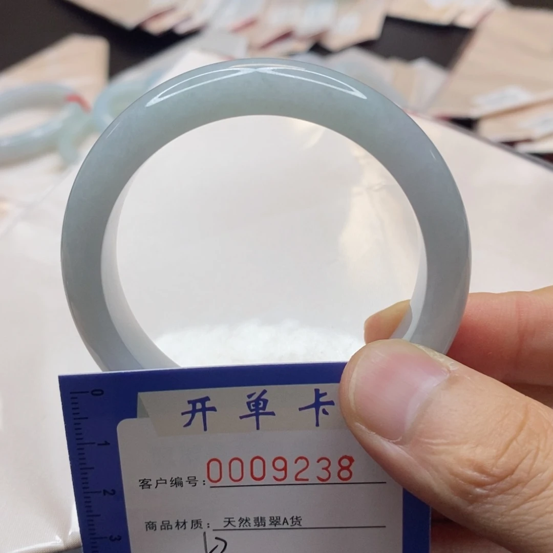 翡翠手镯未镶嵌翡翠